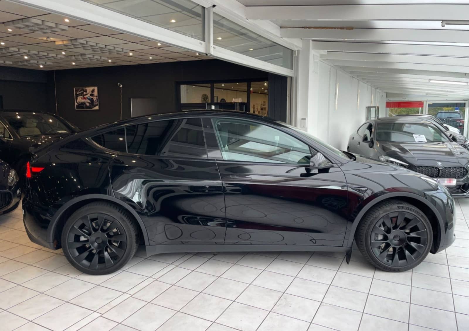 Tesla Model Y Basis RWD Garantie 1.Hand foto 4