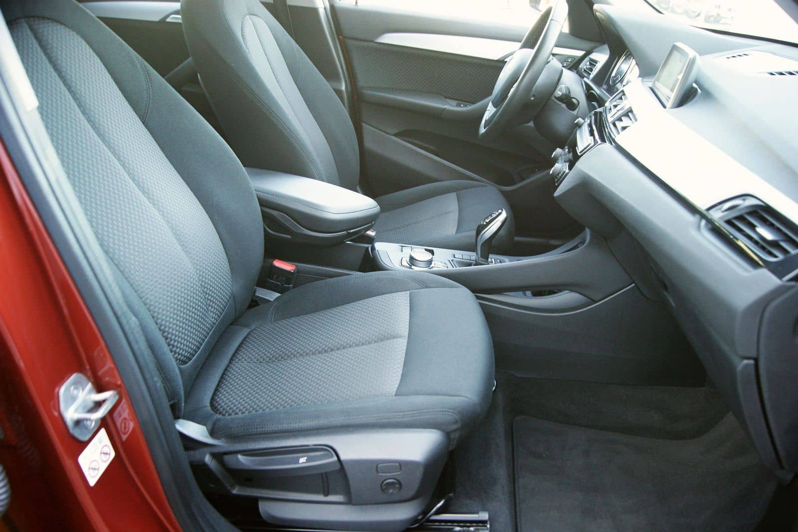 BMW X1 sDrive18i AUTOM*ADVANT*LED*PARKAS*SHZ*TEMP*NA foto 23