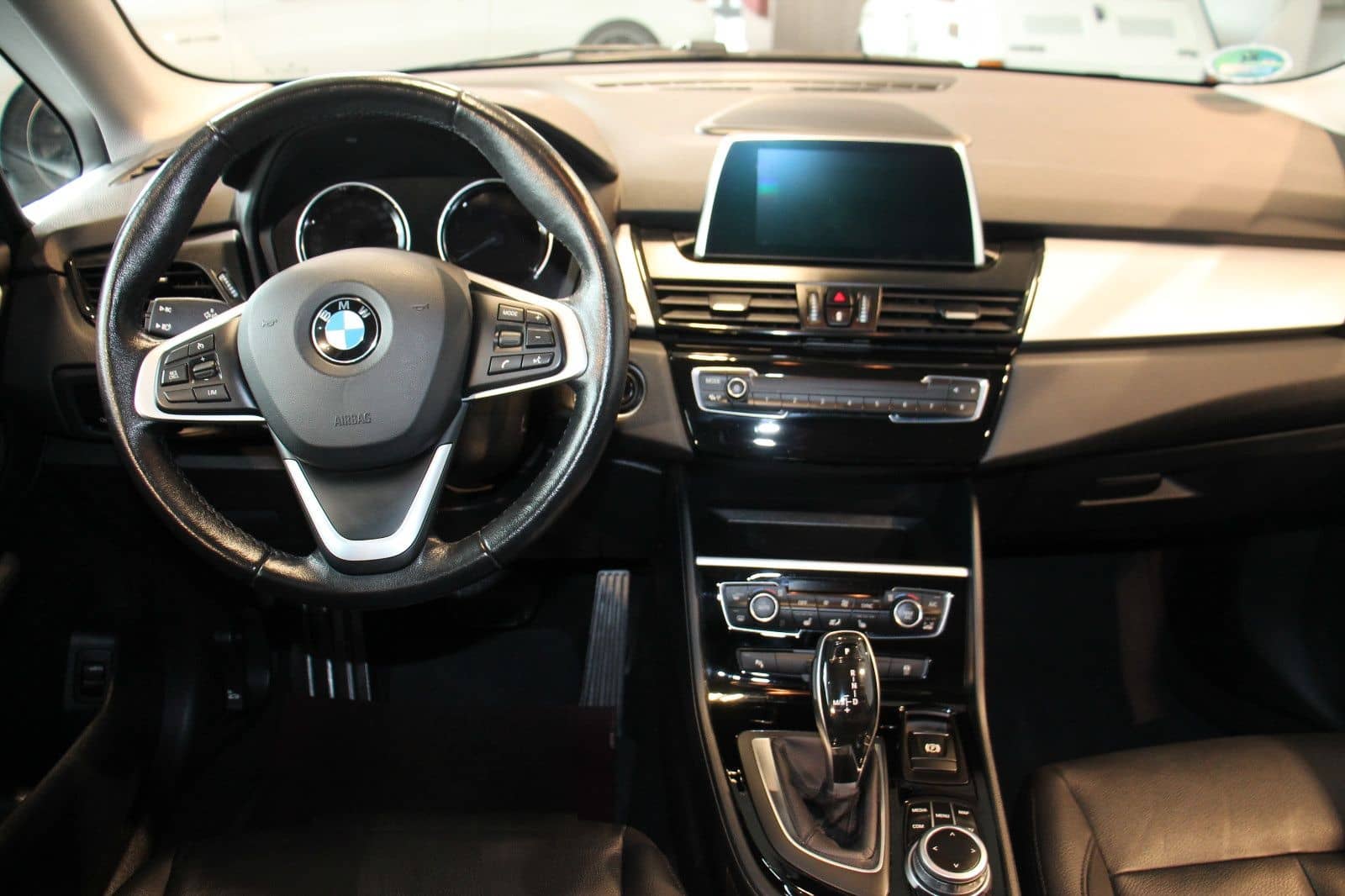 BMW 220 Active Tourer Navi LED AHK Leder Pano foto 12