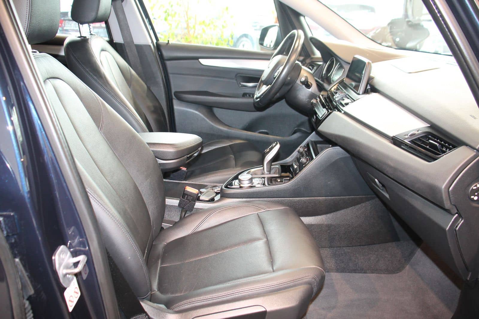 BMW 220 Active Tourer Navi LED AHK Leder Pano foto 15