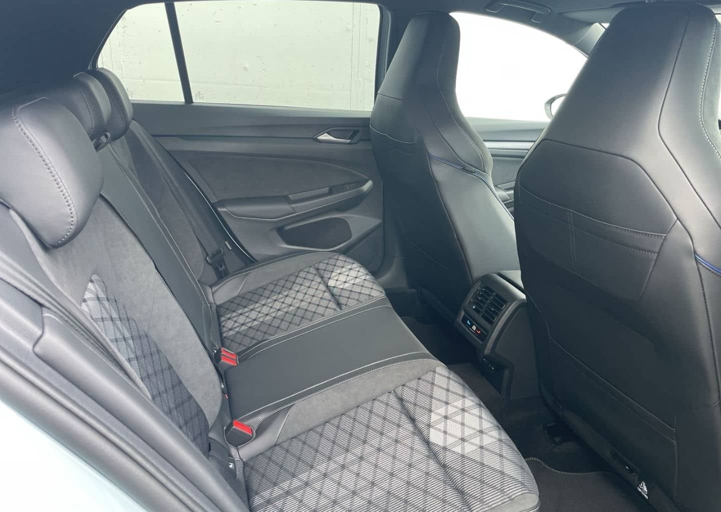 Volkswagen Golf VIII 1.5 eTSI DSG R-Line AHK/360°Kamera/HUD foto 25