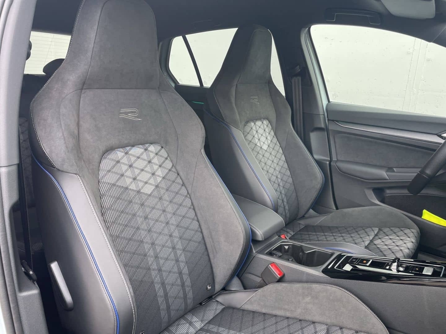 Volkswagen Golf VIII 1.5 eTSI DSG R-Line AHK/360°Kamera/HUD foto 10