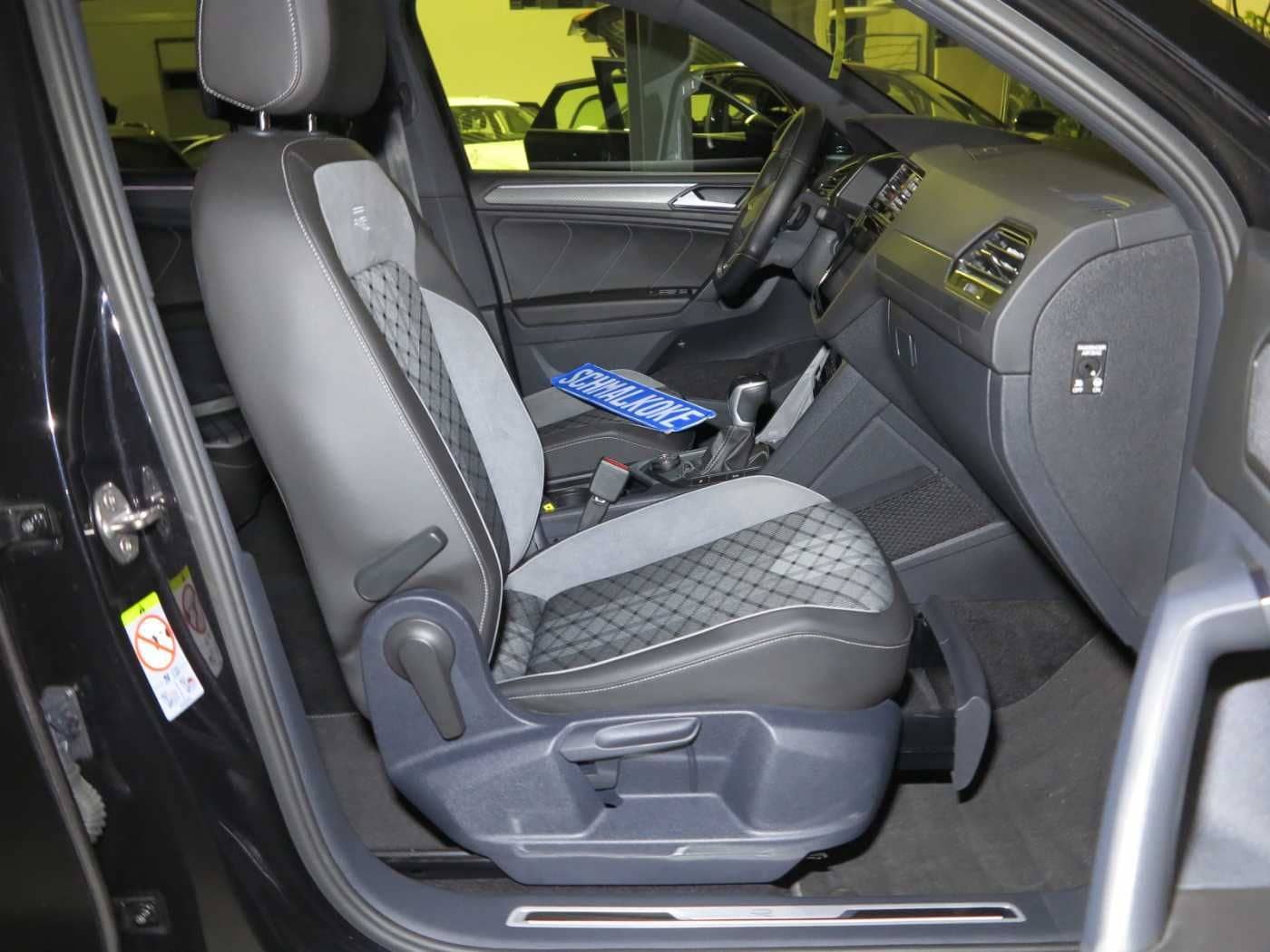 Volkswagen Tiguan 2.0 TDI SCR 4MOT DSG7 R-Line AHK Navi foto 11