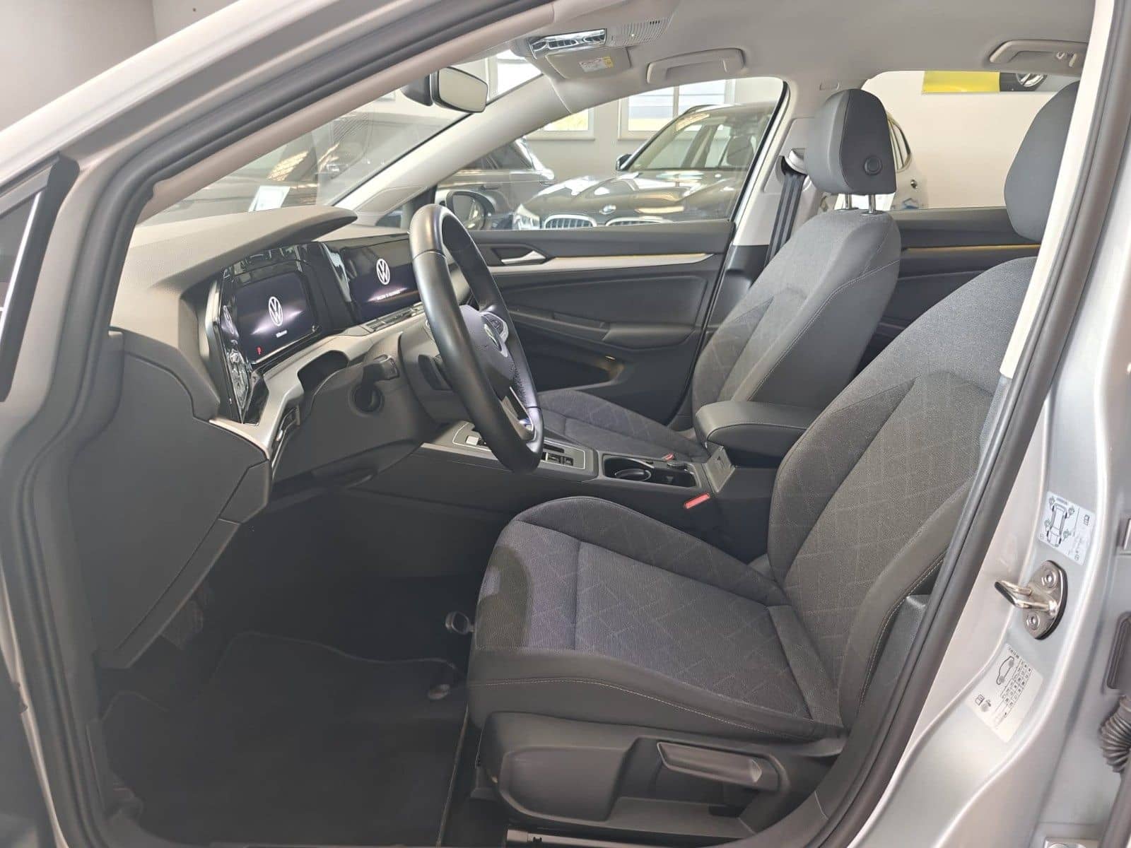 Volkswagen Golf VIII Lim. Life eTSI* Mild-Hybrid * foto 11