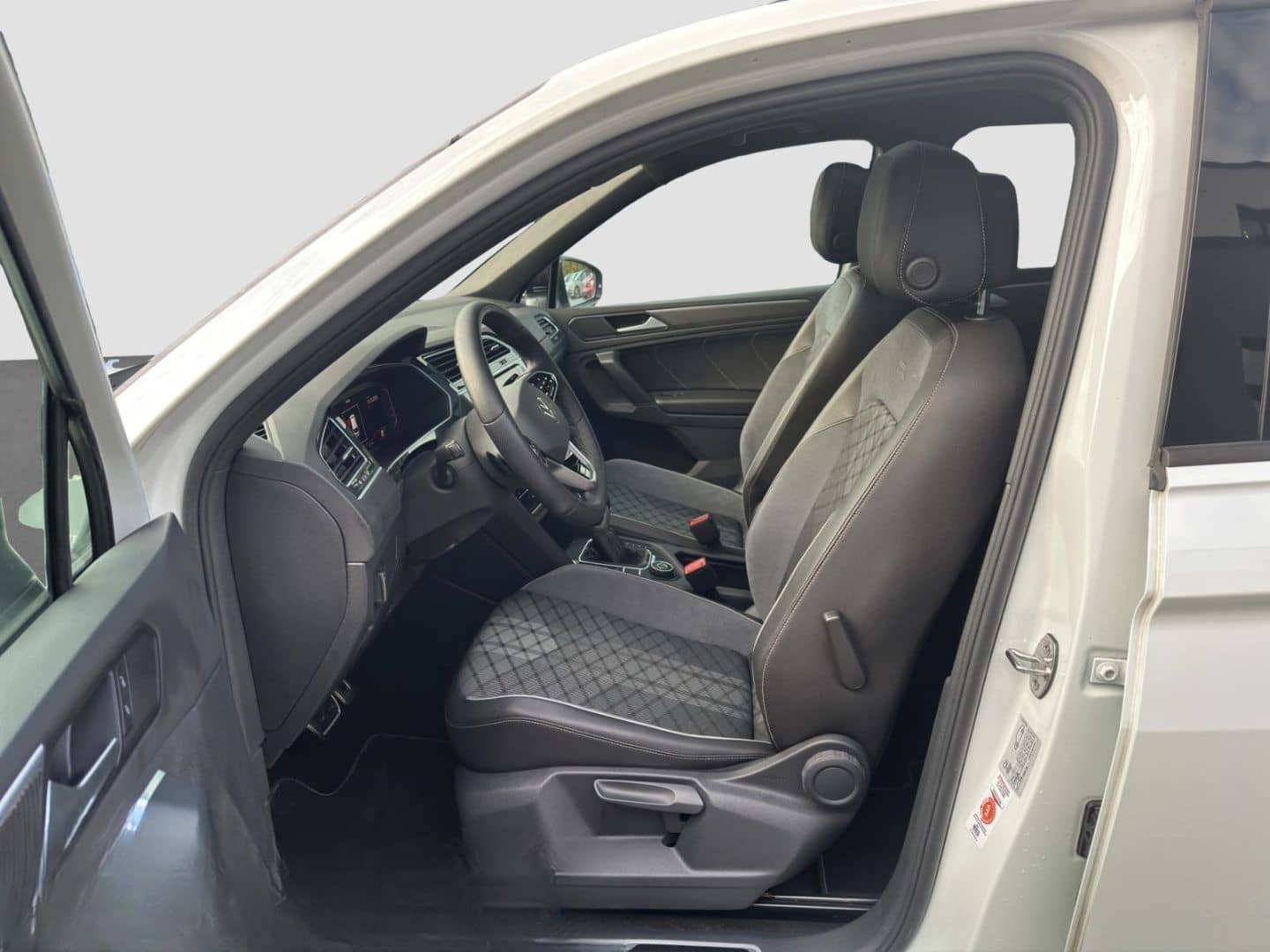 Volkswagen Tiguan 2.0 TSI DSG 4Mo. R-Line STANDH PANO AHK V foto 13