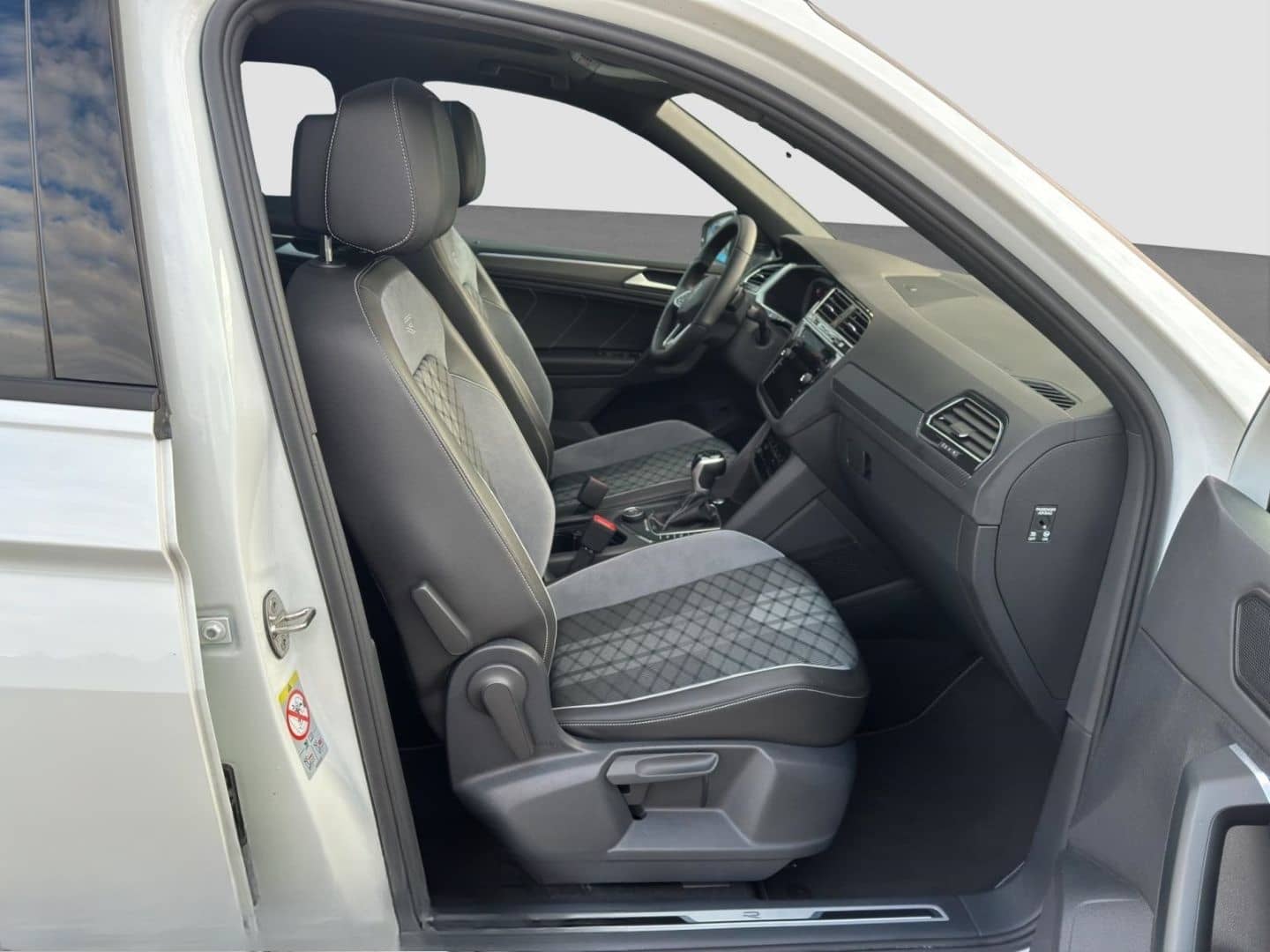Volkswagen Tiguan 2.0 TSI DSG 4Mo. R-Line STANDH PANO AHK V foto 16