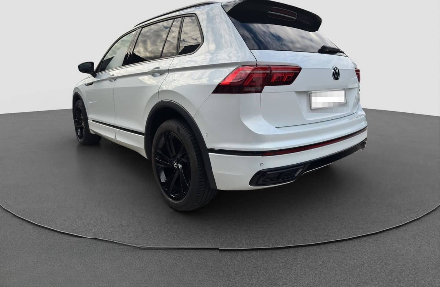Volkswagen Tiguan 2.0 TSI DSG 4Mo. R-Line STANDH PANO AHK V foto 5
