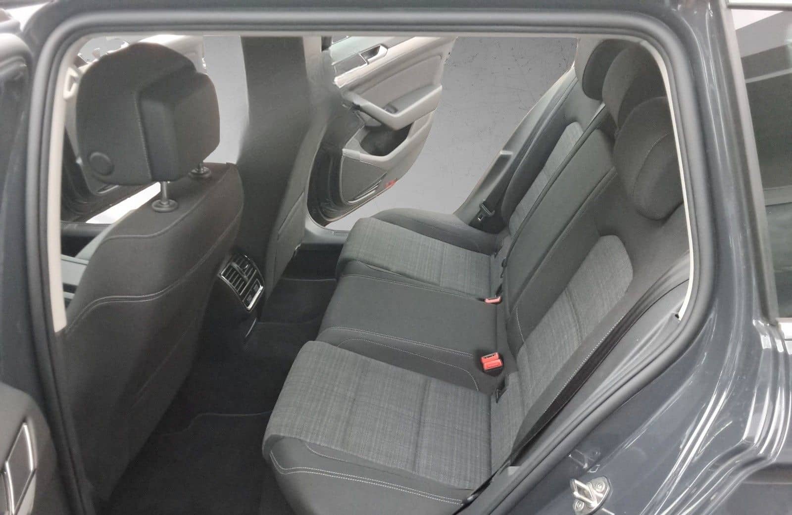 Volkswagen Passat Variant 2.0 TDI ACC,LED,Navi,DAB,APP,Ergo foto 15