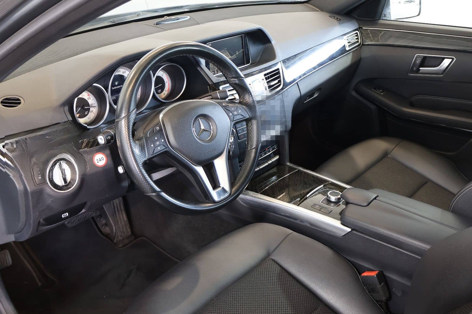 Mercedes-Benz E 220 4Matic Avantgarde COMAND+ILS+18"+AHK foto 8