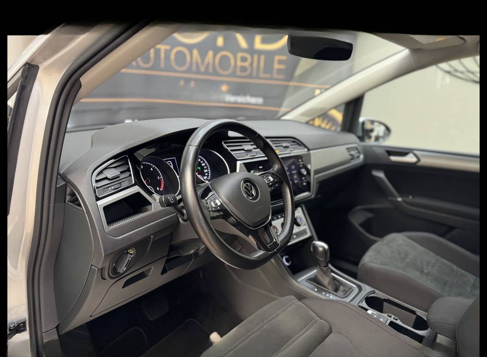 Volkswagen Touran Comfortline 2.0 TDI DSG App Connect/LED/ foto 12