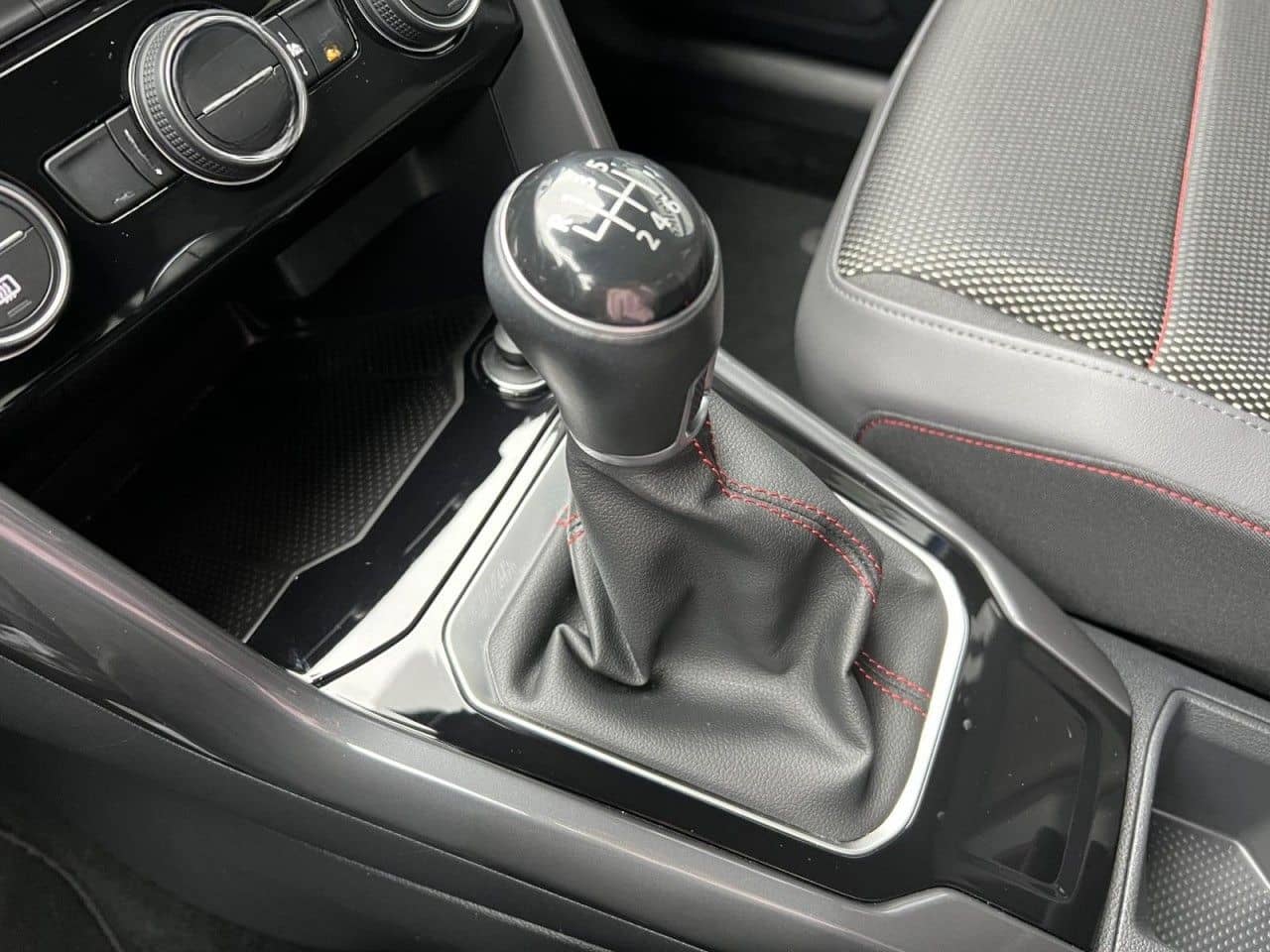 Volkswagen T-Roc 1.5 TSI Sport SHZ+PDC+KLIMA+LED+CARPLAY foto 15