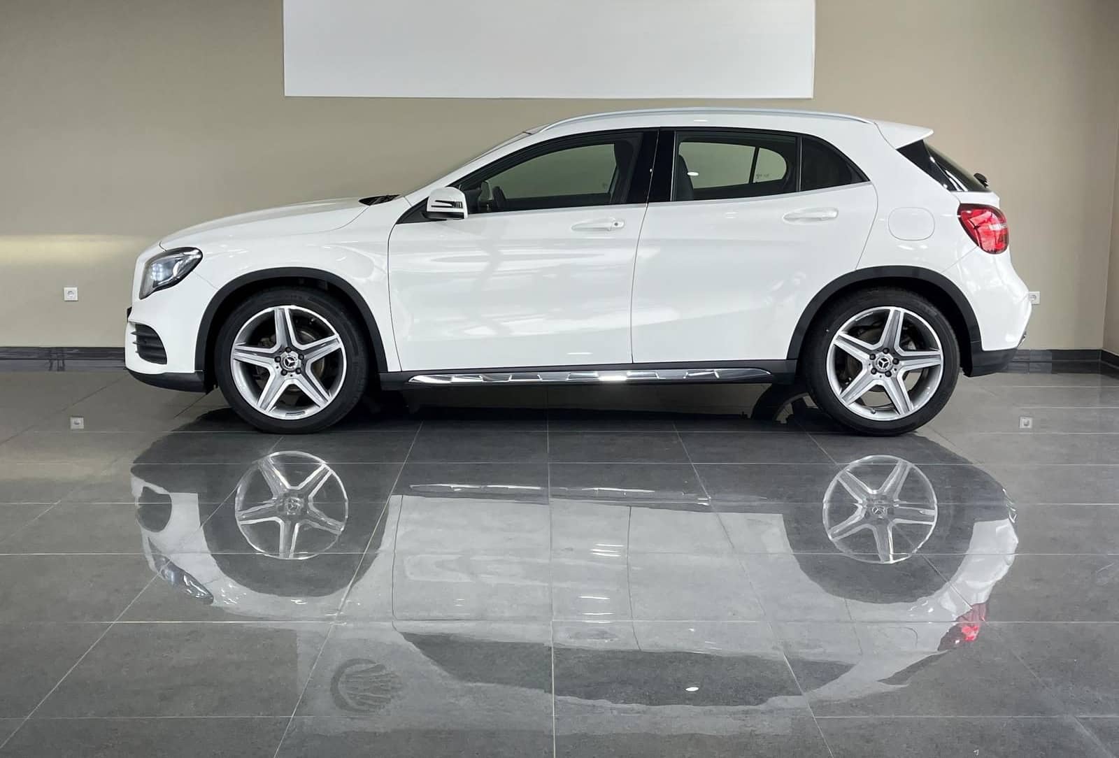 Mercedes-Benz GLA 180 Amg Line/P.dach/Alcantara/Navi/R.Kamera/ foto 1