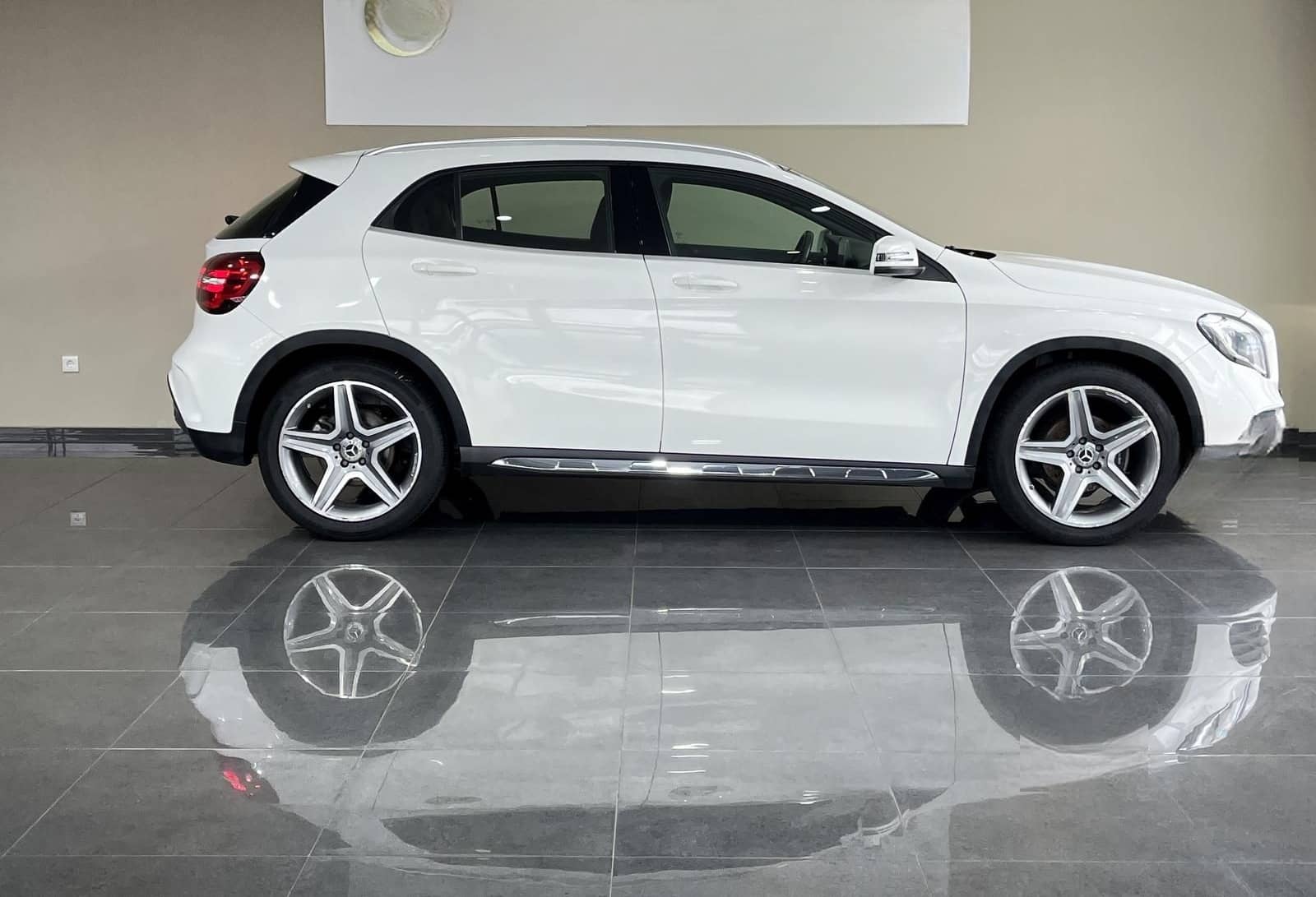 Mercedes-Benz GLA 180 Amg Line/P.dach/Alcantara/Navi/R.Kamera/ foto 2