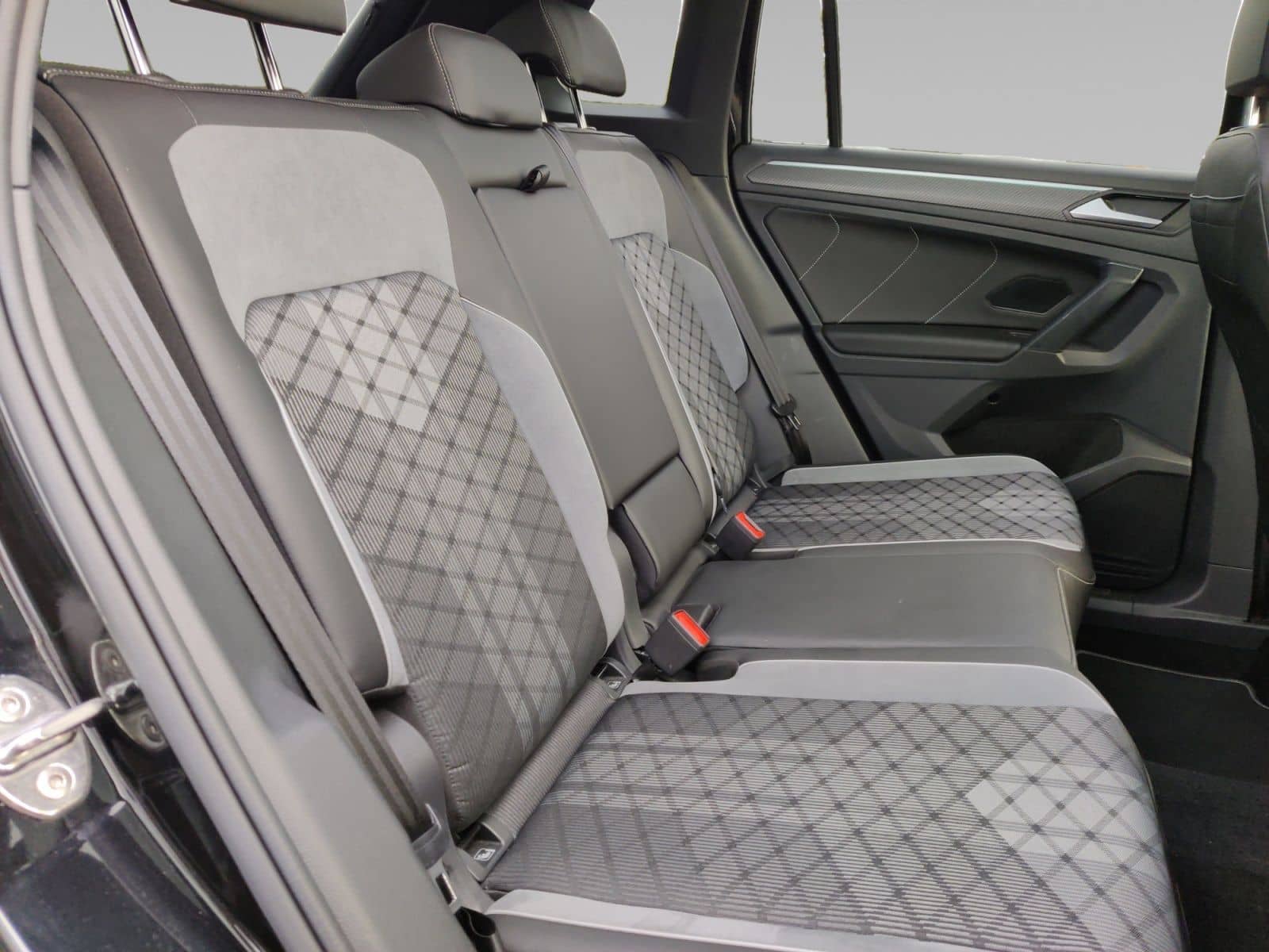 Volkswagen Tiguan 2.0 TDI R-Line Matrix Pano Harman 20" foto 14