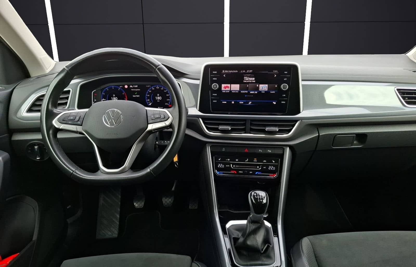 Volkswagen T-Roc TSI Style LED AHK Navi AID ACC RFK SH 18" foto 14