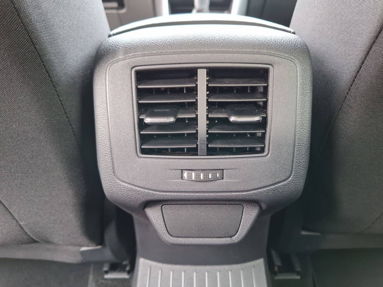 Volkswagen T-Roc TSI Style LED AHK Navi AID ACC RFK SH 18" foto 23