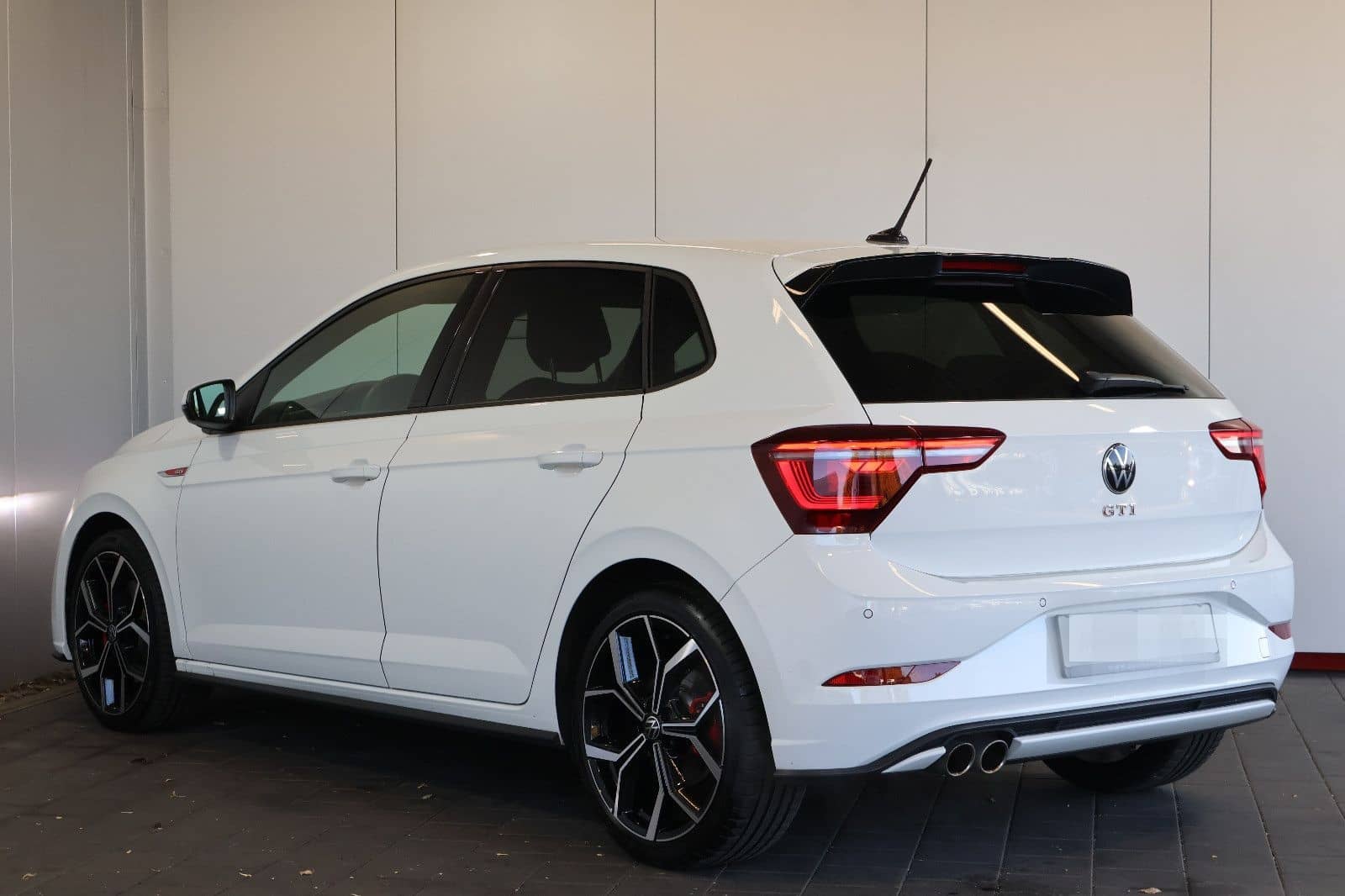 Volkswagen Polo VI 2.0 GTI MATRIX+AID+ACC+KAM+CARPLAY+18" foto 6