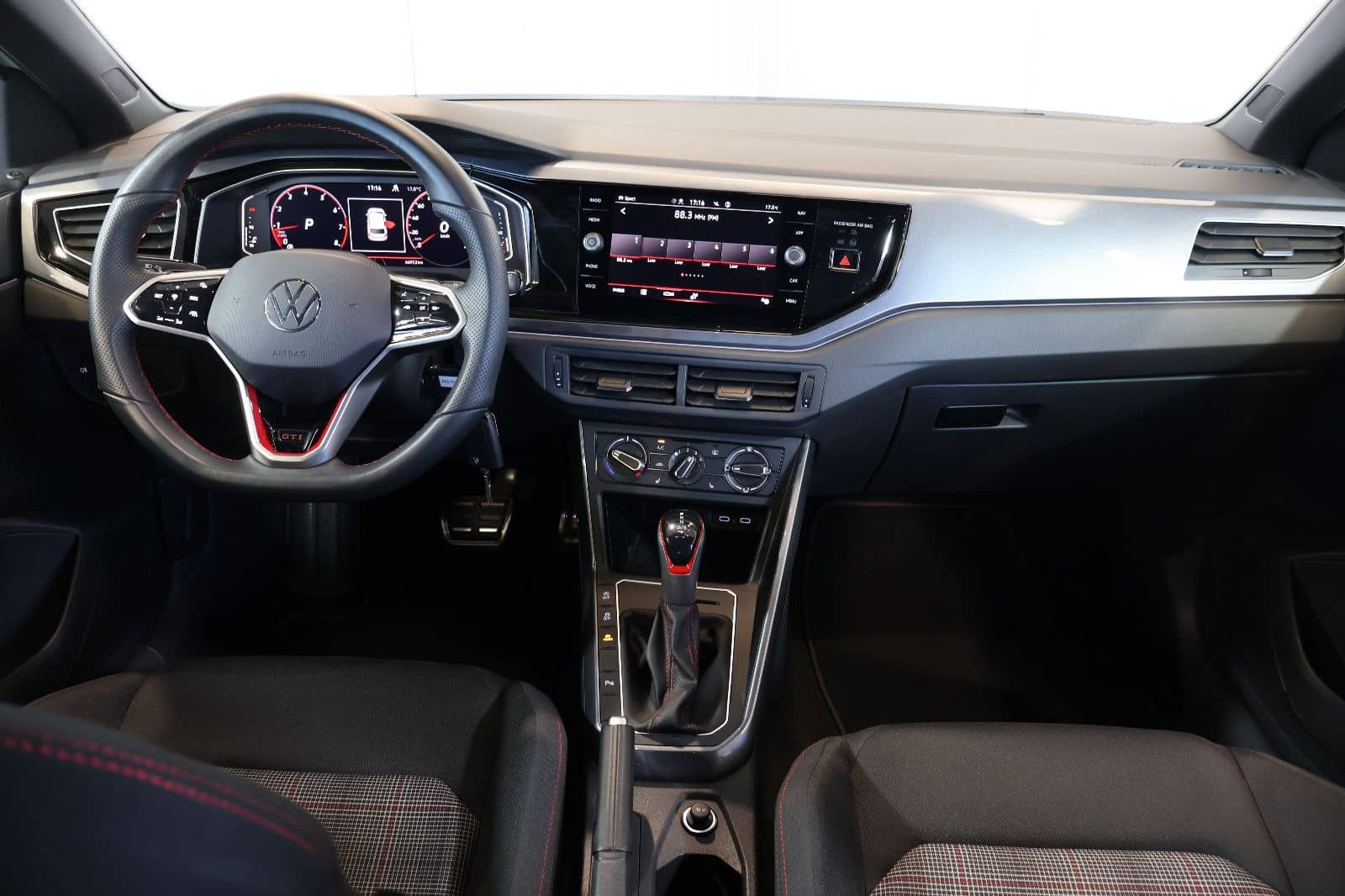 Volkswagen Polo VI 2.0 GTI MATRIX+AID+ACC+KAM+CARPLAY+18" foto 7