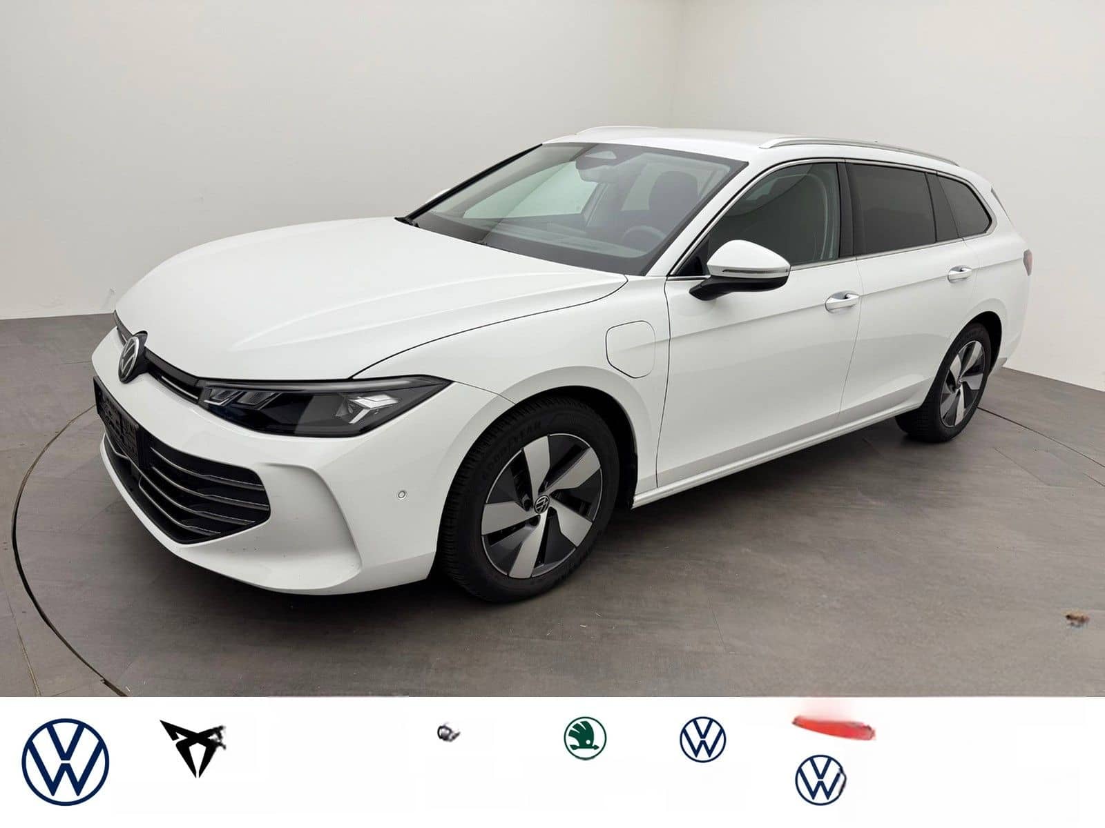 Volkswagen Passat Variant PA 1.5 eHybrid Business HeadAHK foto 1