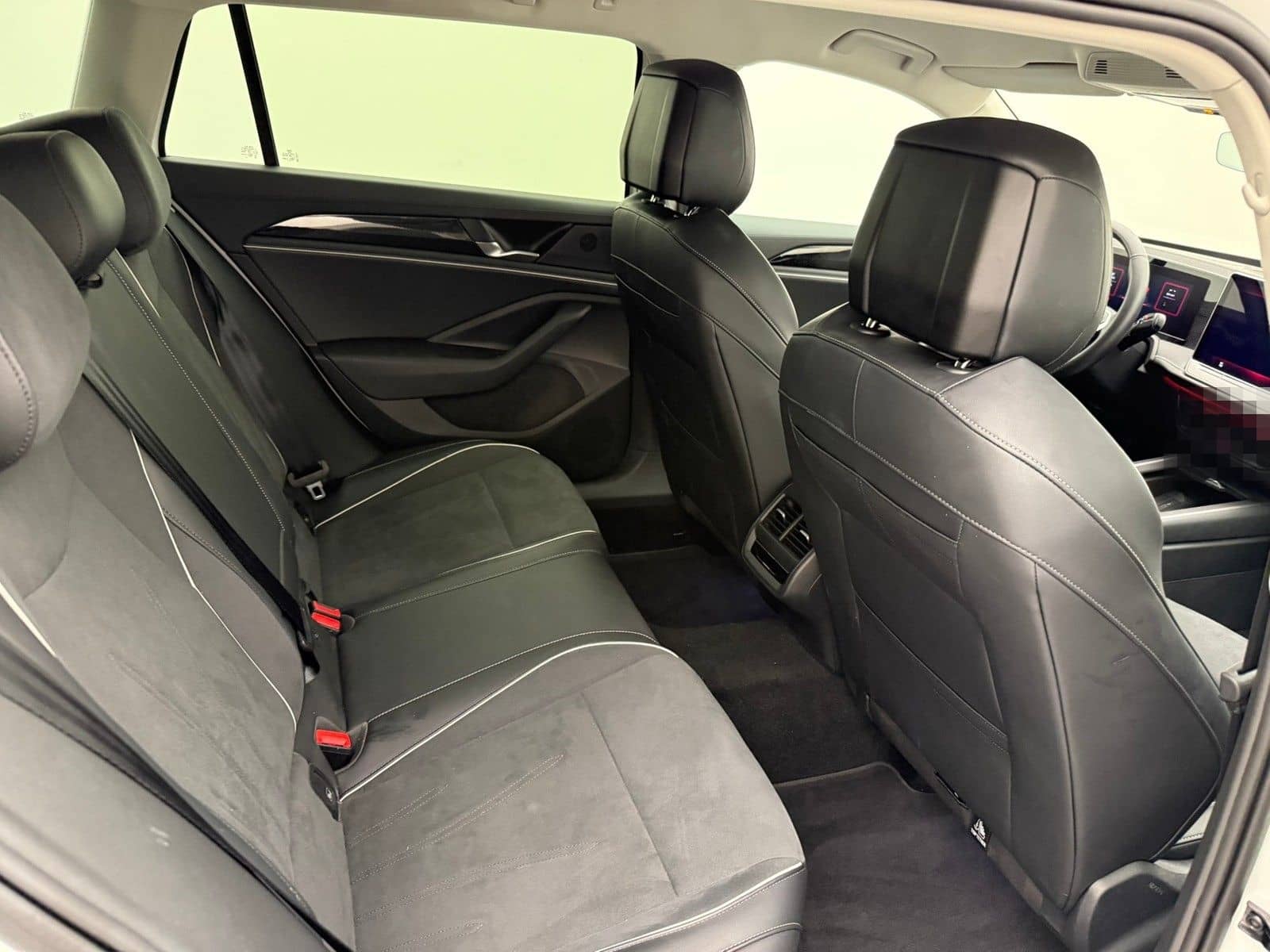 Volkswagen Passat Variant PA 1.5 eHybrid Business HeadAHK foto 12