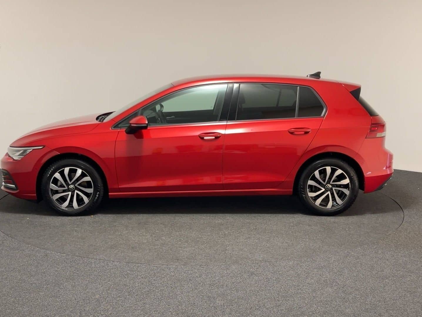 Volkswagen Golf VIII Lim. 1.5 eTSI DSG Active LED RFK Sitzh foto 5