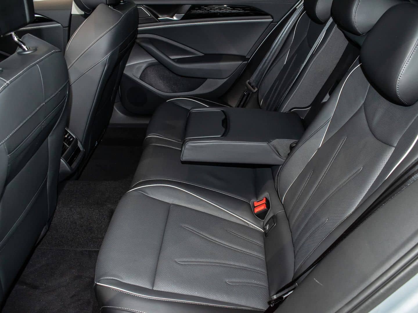 Volkswagen Passat Business 1.5 l eTSI OPF DSG NAVI/PANO foto 15