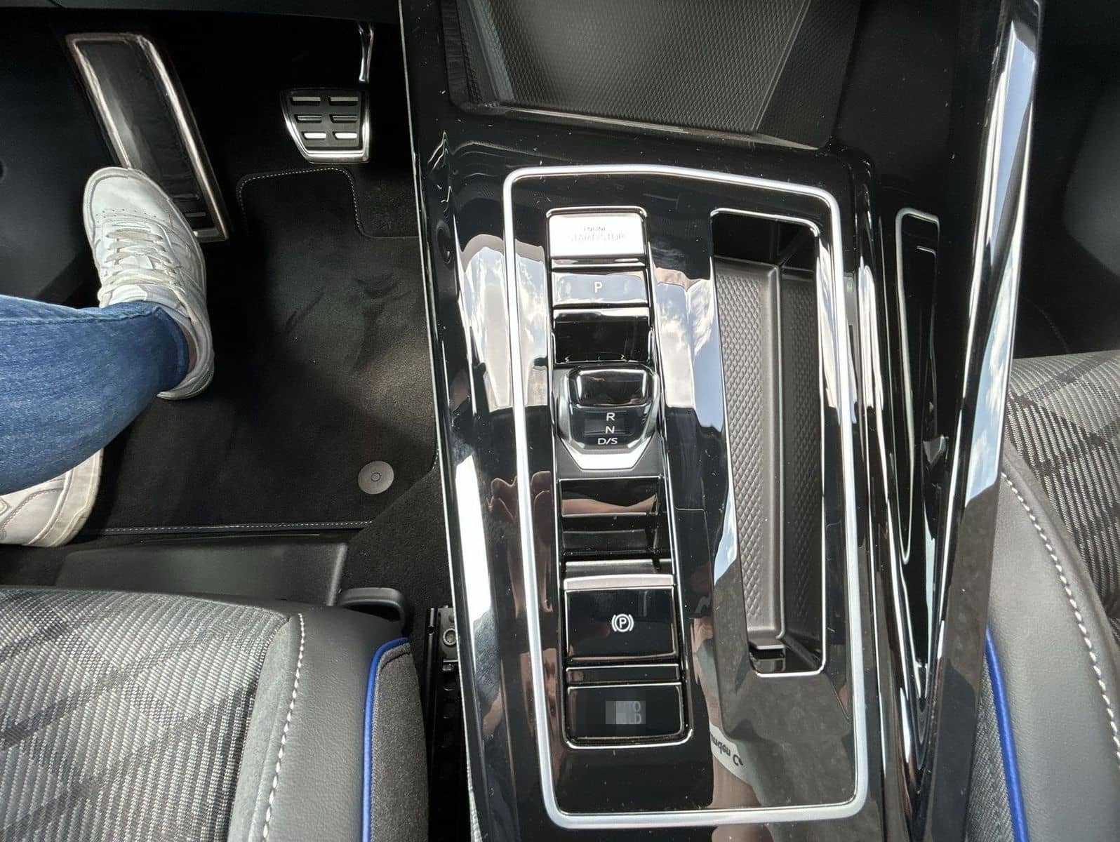 Volkswagen Golf VIII 1.5 TSI DSG R-Line Navi Panorama LED D foto 22