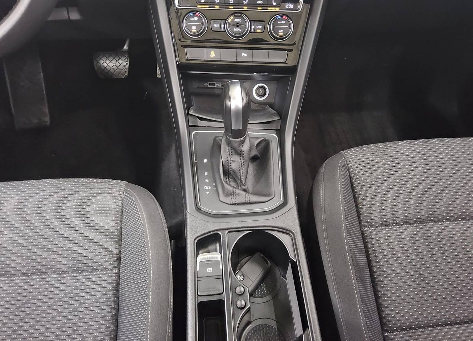 Volkswagen Touran 2.0 TDI Comf. Navi Pano RFK PDC Shz foto 6