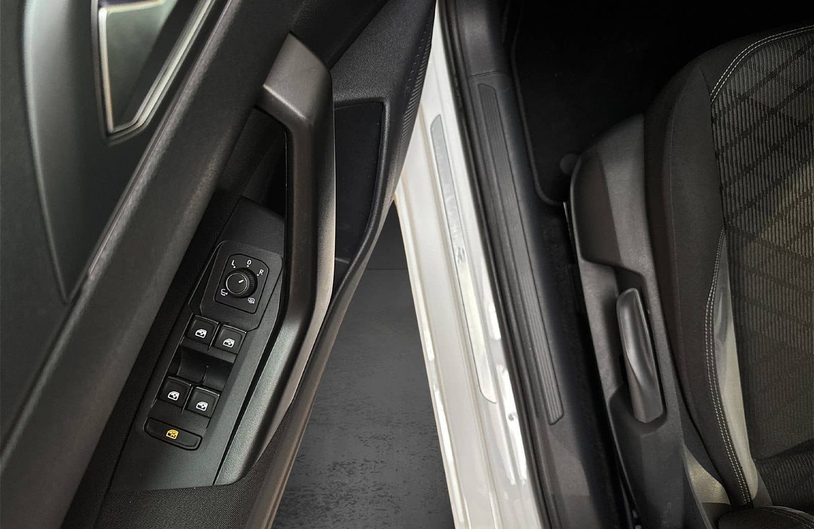 Volkswagen Taigo 1.0 TSI R-Line DSG IQ.Light Navi RFK AHK A foto 16