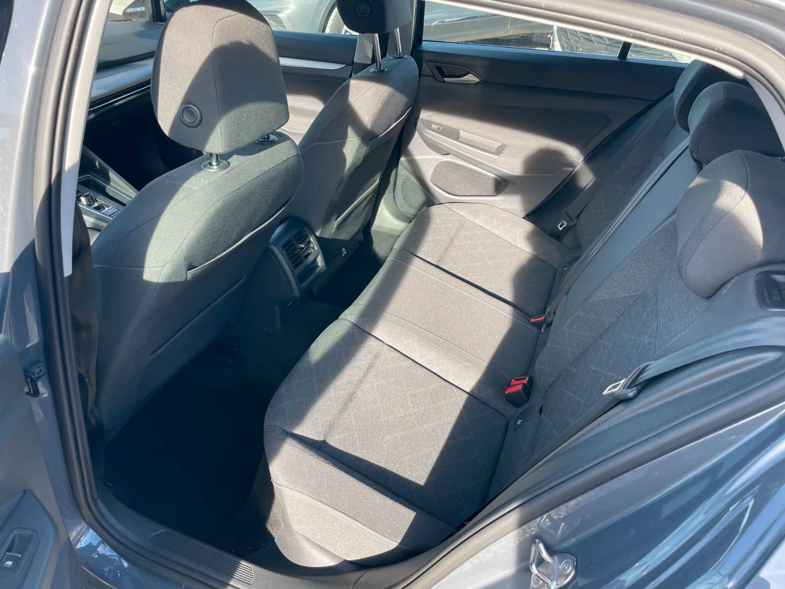 Volkswagen Golf VIII Lim. 1.5 eTSI LED PDC Ambiente foto 12