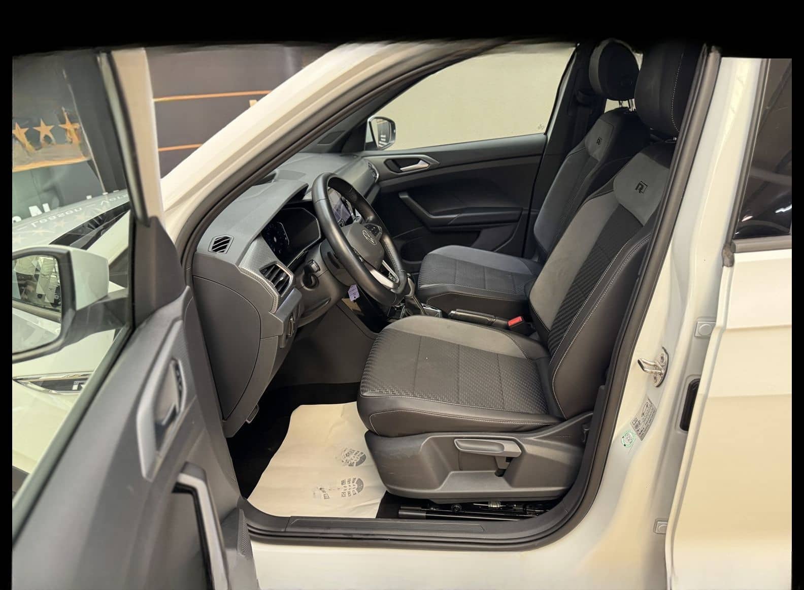 Volkswagen T-Cross R-Line 1.0 TSI DSG Teilleder/18/Navi/LED foto 13