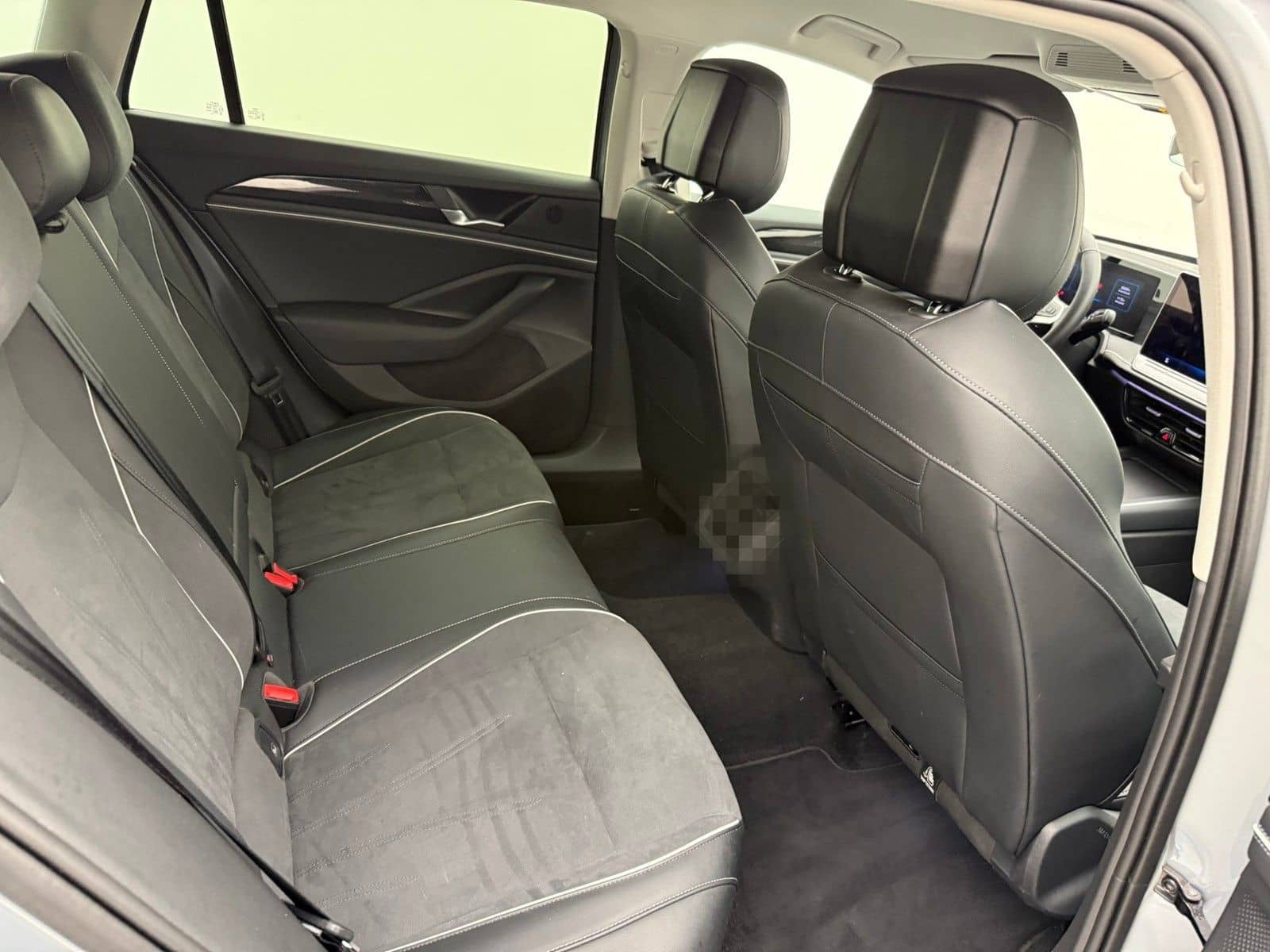 Volkswagen Passat Variant PA 1.5 eHybrid Business HeadAHK foto 12