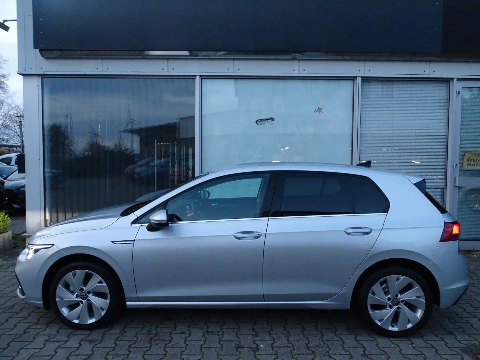 Volkswagen Golf VIII Lim. Style *ACC*AHK*LANE + FRONT ASS.* foto 2