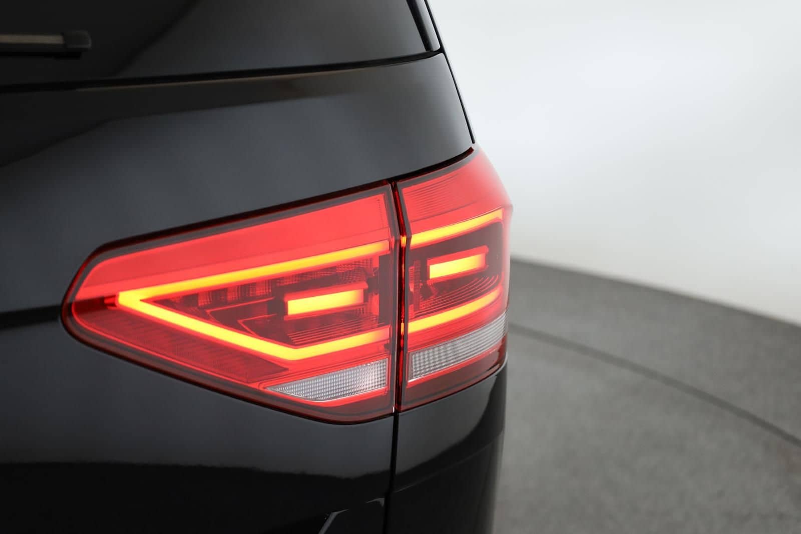 Volkswagen Touran 2.0 TDI DSG Highline R-Line 7 Pano 18 AHK foto 10