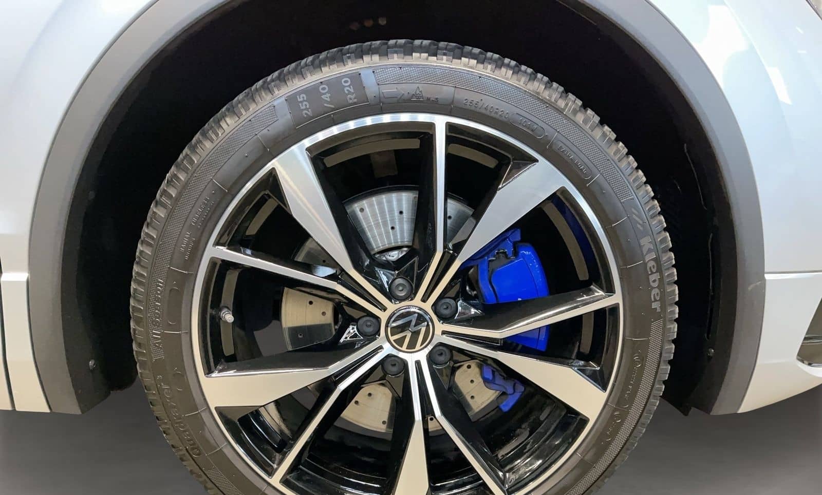 Volkswagen Tiguan R 2.0 TSI DSG 4M AUT SpurH Teilled. foto 4