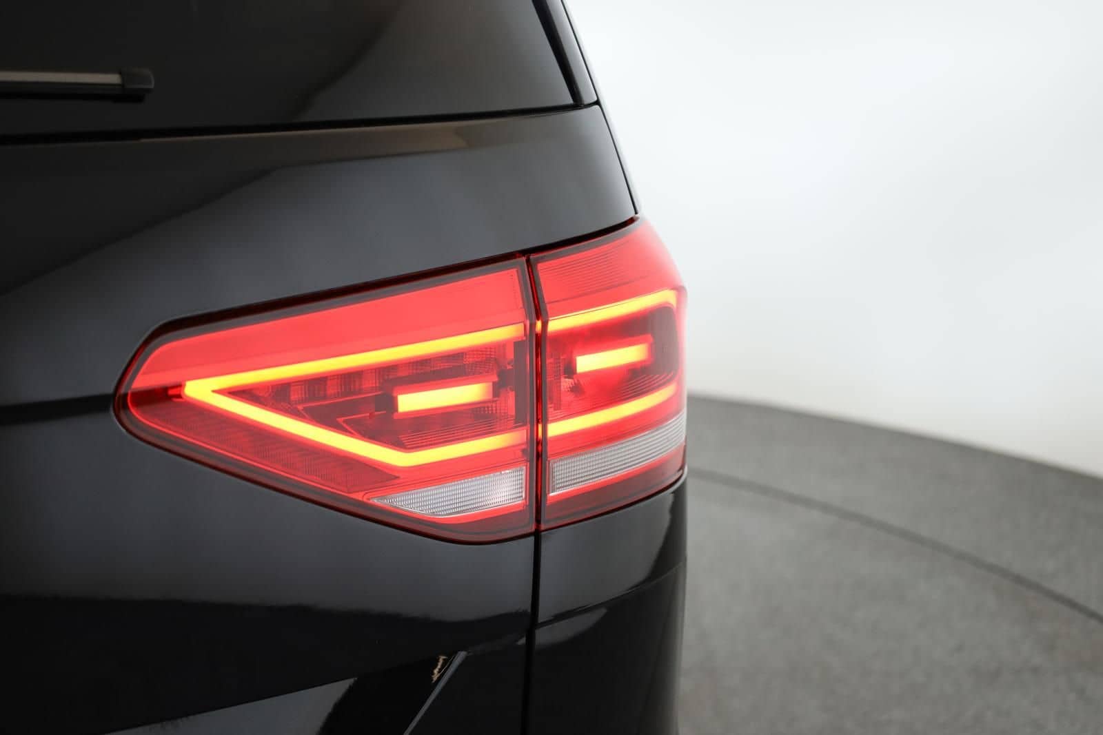 Volkswagen Touran 2.0 TDI DSG Highline R-Line 7 Pan Nav AHK foto 9