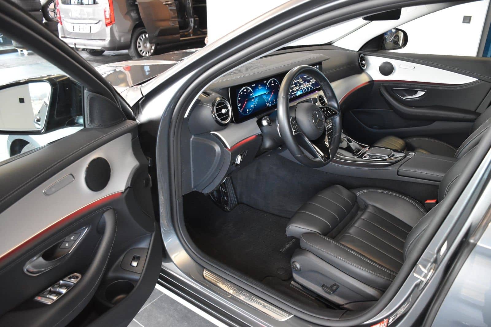 Mercedes-Benz E 220 D 9G EXCLUSIVE"LEDER"360°-KAMERA"ESD"AHK" foto 12