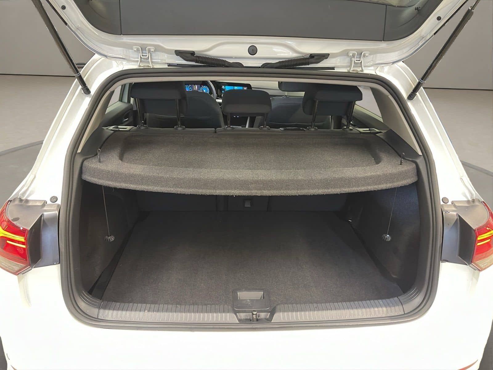 Volkswagen Golf VIII 1.0 eTSI Life ACC AUT Kam. Navi LED LM foto 17