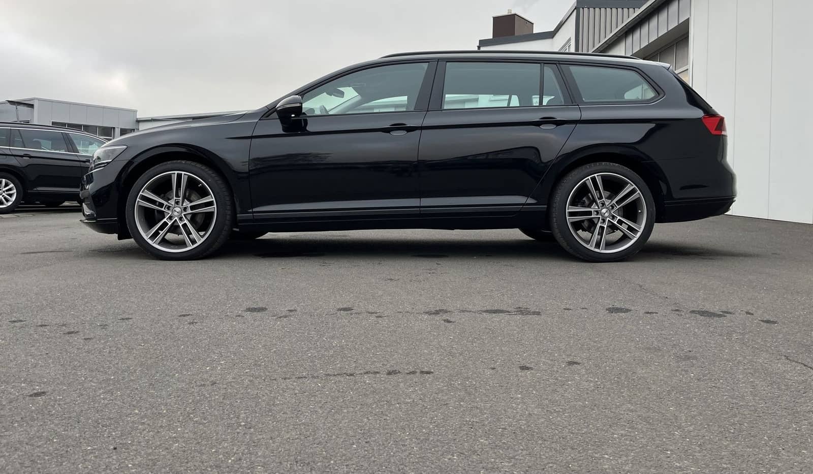 Volkswagen Passat Variant 2.0 TDI R-Line Optik 135€ m.20% A foto 2
