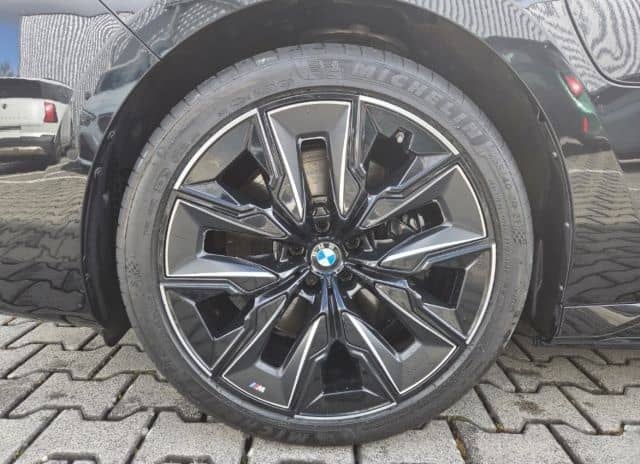 BMW M760 e xDrive Limousine Luftfederung AD Niveau N foto 22