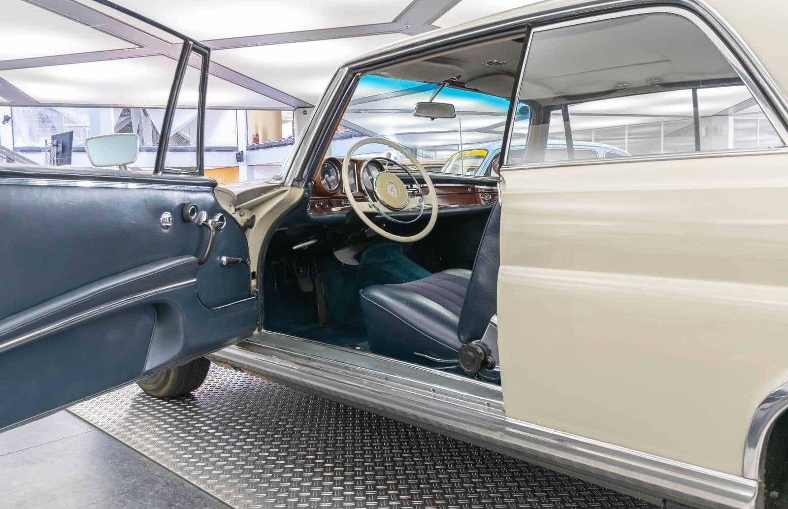 Mercedes-Benz 220 foto 11