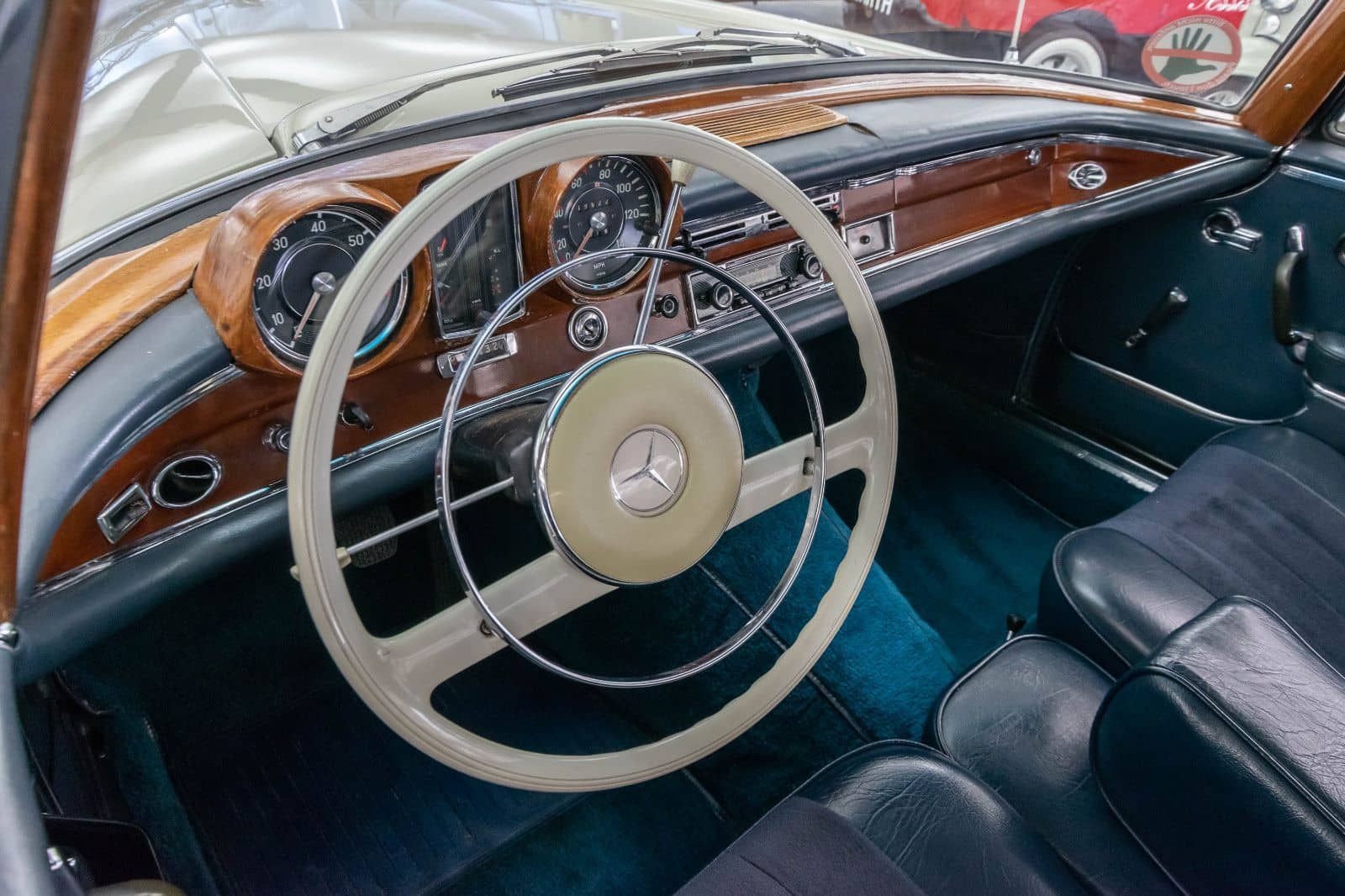 Mercedes-Benz 220 foto 13