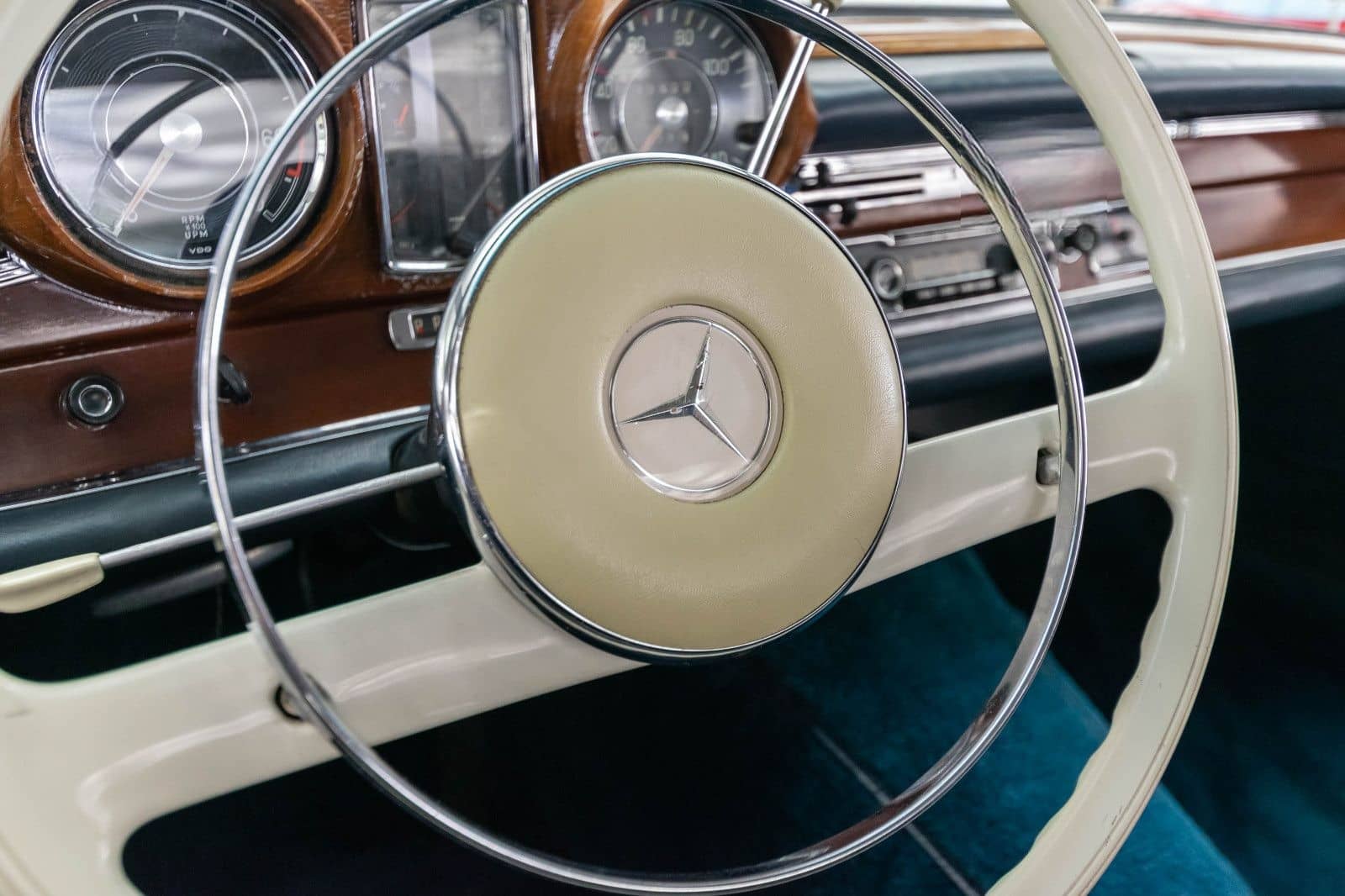 Mercedes-Benz 220 foto 19