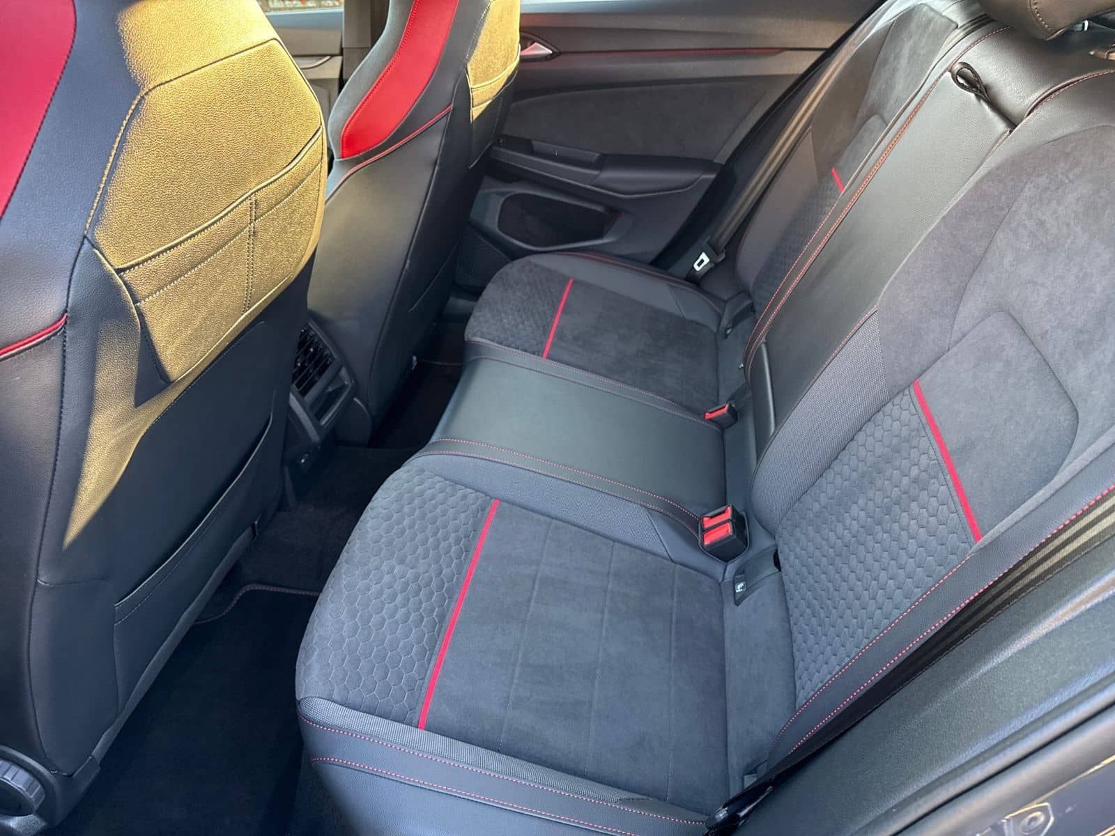 Volkswagen Golf VIII GTI Clubsport 2.0 TSI DSG, RFK, LED foto 14