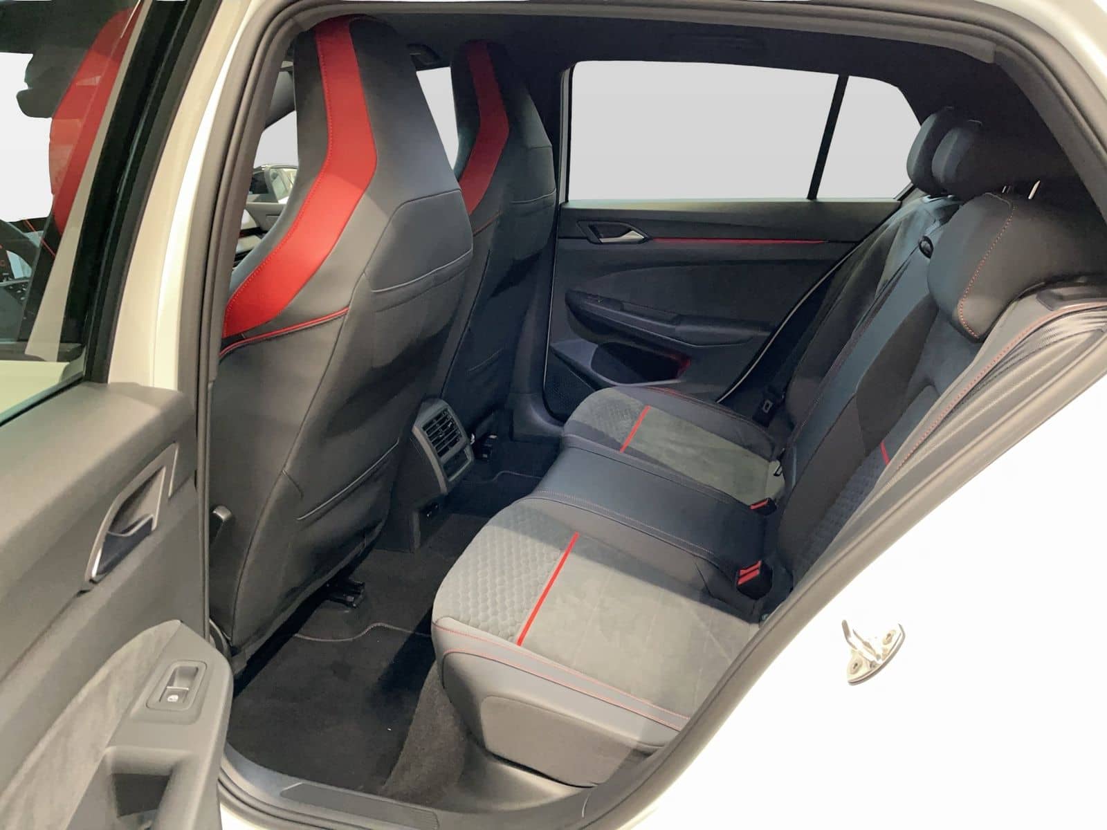 Volkswagen Golf VIII GTI Clubsport 2.0 TSI DSG ACC AUT Kam. foto 9