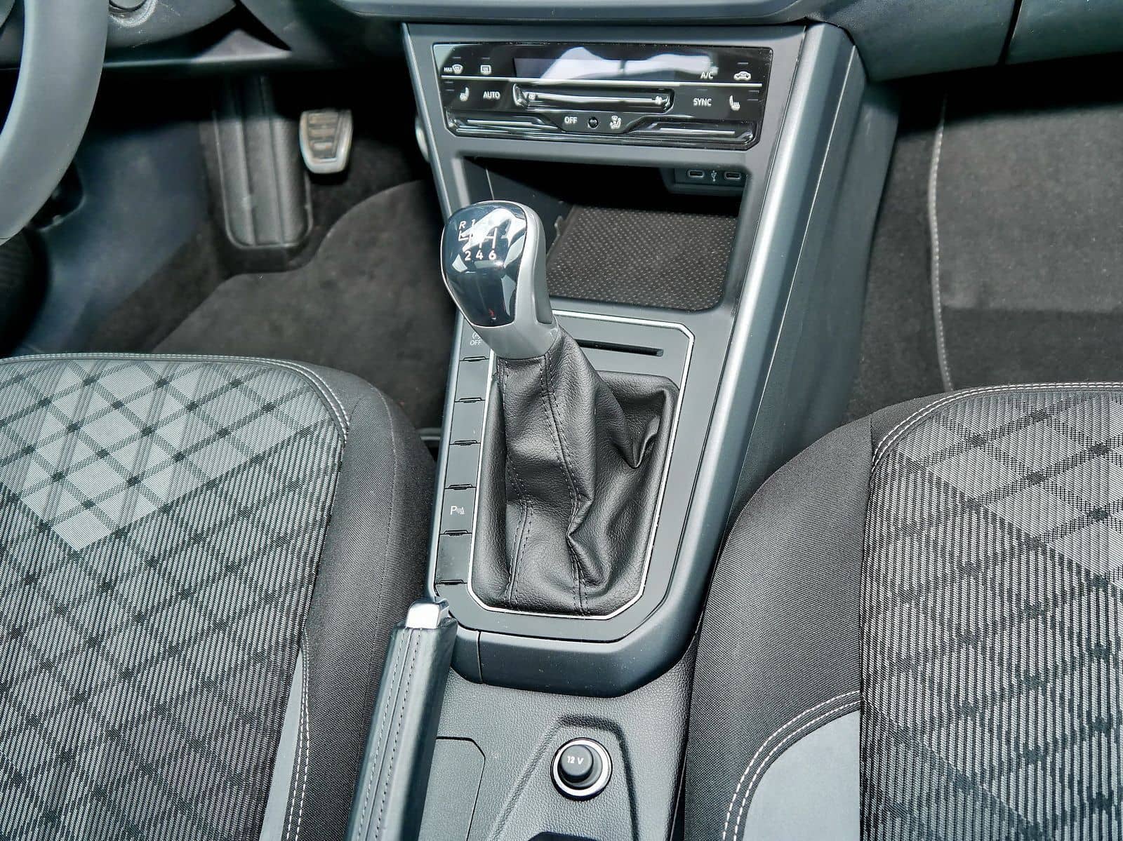 Volkswagen Taigo 1.0TSI R-Line Black Climatr Cam Navi Pano foto 8