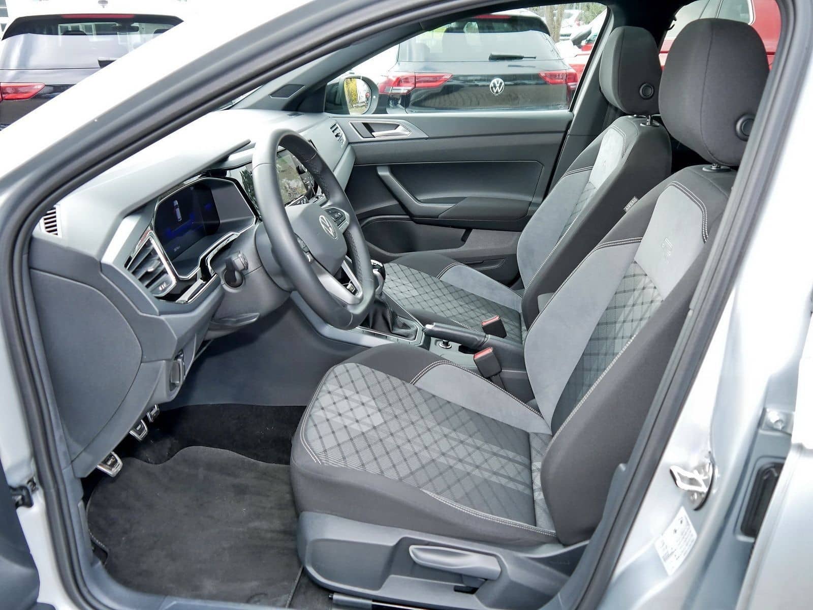 Volkswagen Taigo 1.0TSI R-Line Black Climatr Cam Navi Pano foto 10