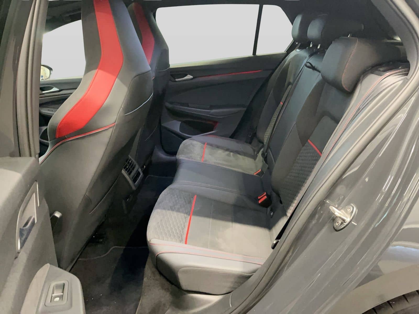 Volkswagen Golf VIII GTI Clubsport 2.0 TSI DSG ACC AUT Kam. foto 9