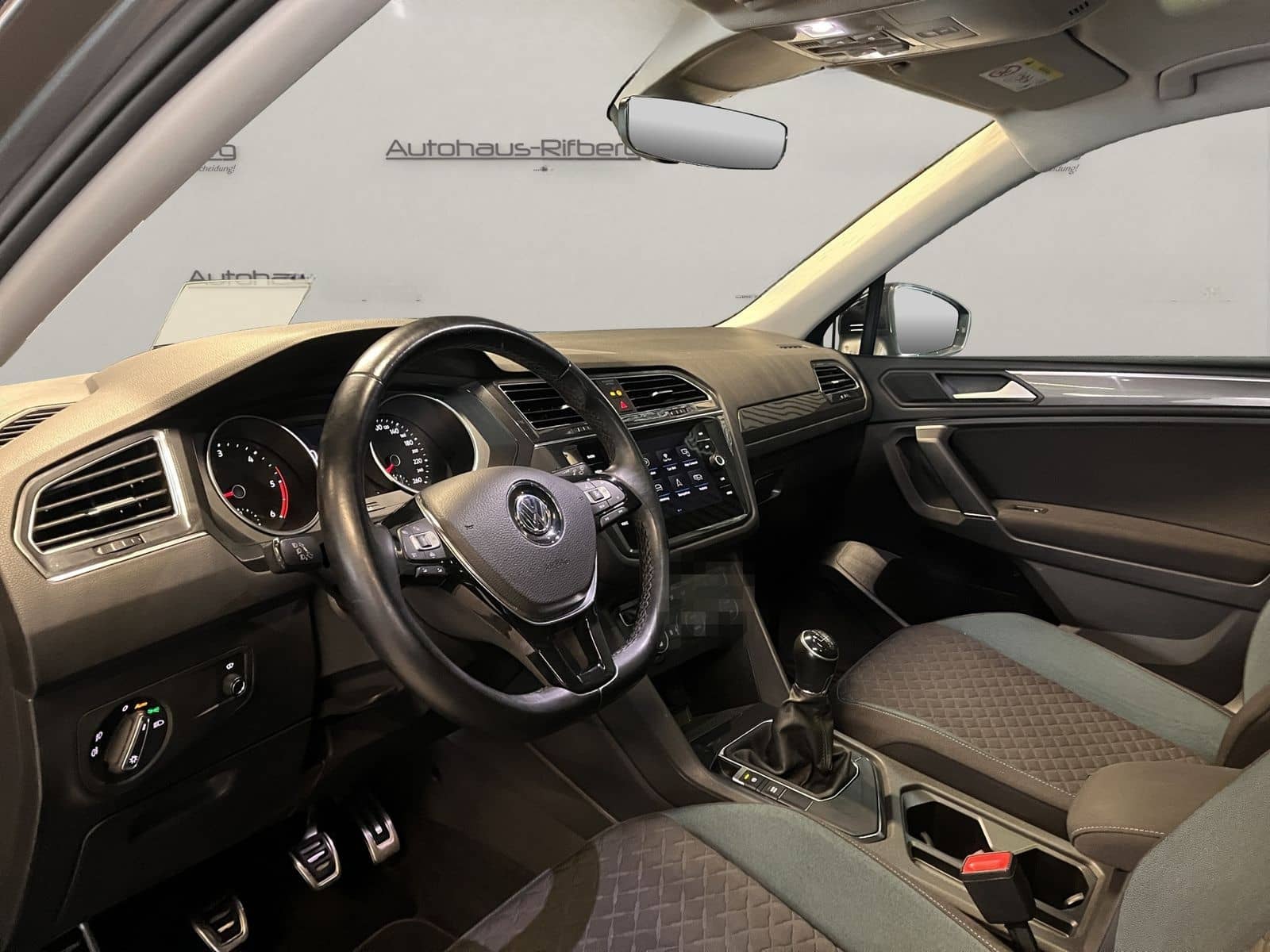 Volkswagen Tiguan Allspace 2,0 TDI DSG IQ PanD/HUD/Kamera foto 16