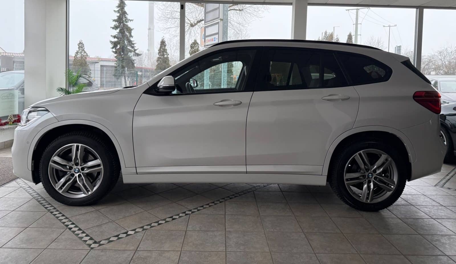 BMW X1 xDrive 20 d M Sport Paket VOLL! AHK H&K foto 3